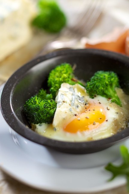 jajko zapiekane z brokułami i serem pleśniowym